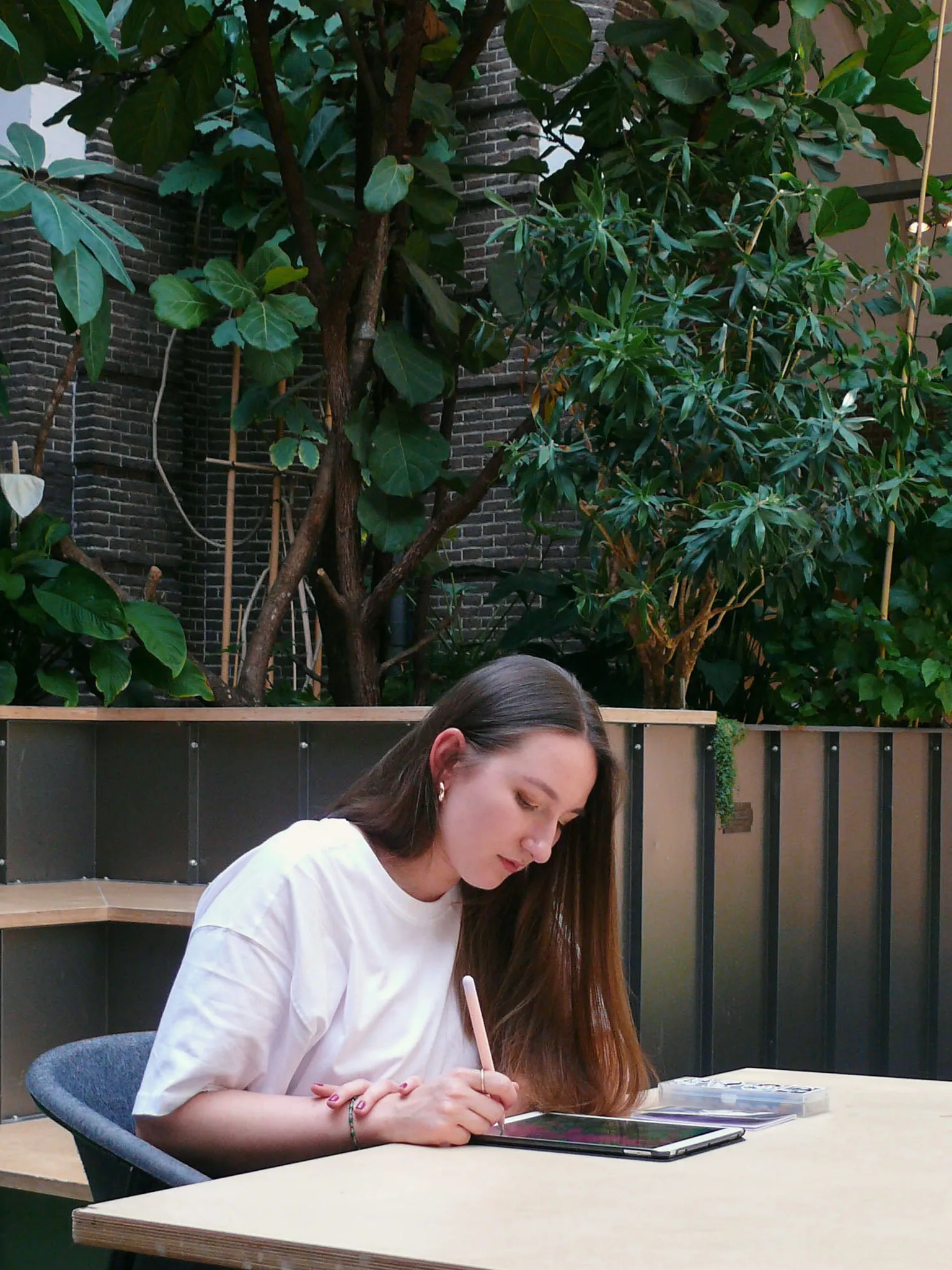 Zosia Paszkiet drawing on a tablet outdoors